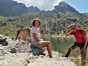 05 In riva al Lago di Pescegallo con la splendida Cima di Pescegallo (2328 m)